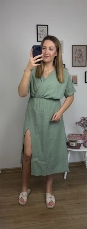 Sukienka muślinowa SUMMER matcha z rozcięciem