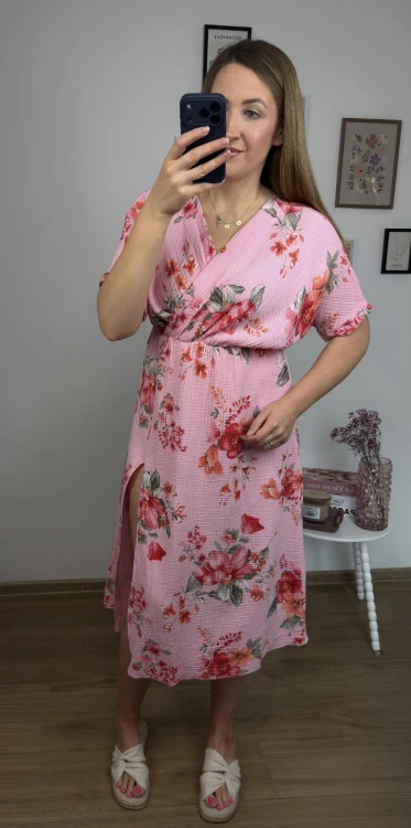 Różowa sukienka muślinowa FLORIS midi z rozcięciem