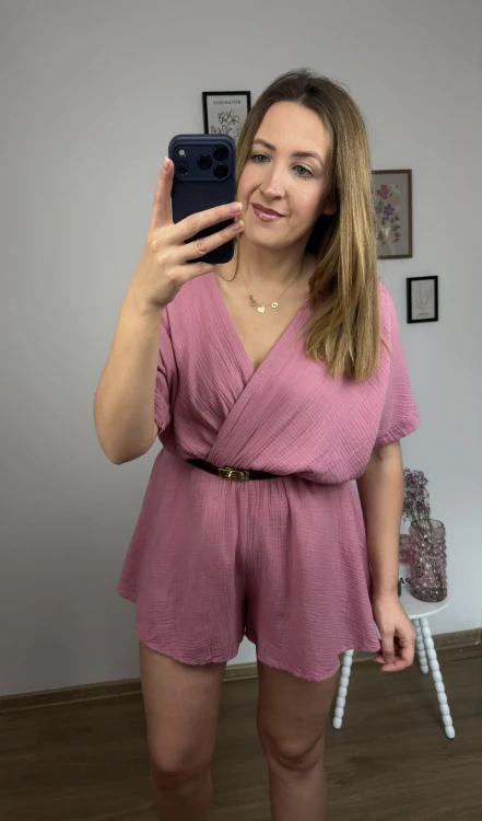 Różowy kombinezon muślinowy VELORA cała sylwetka