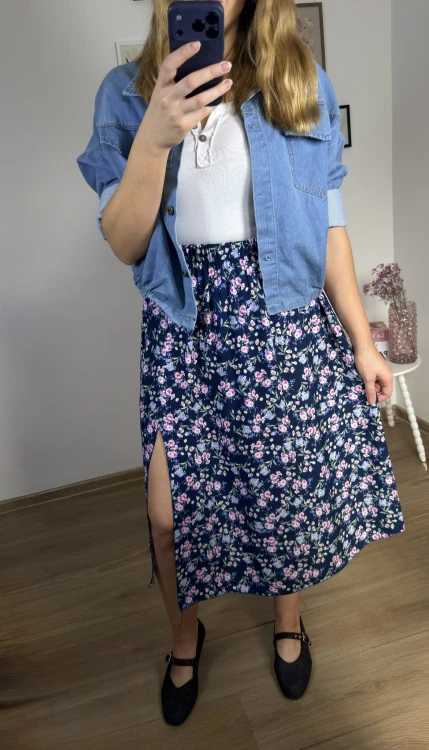 Spódnica midi AURELIA granatowa w drobne kwiaty detal rozcięcia