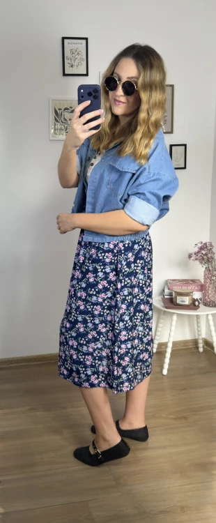 Spódnica midi AURELIA granatowa w kwiaty bok stylizacja