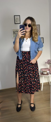 Spódnica midi AURELIA czarna w drobne kwiaty przód stylizacja