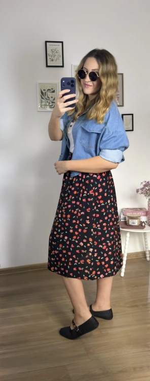 Spódnica midi AURELIA czarna w drobne kwiaty bok stylizacja