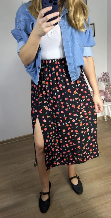 Spódnica midi AURELIA czarna w drobne kwiaty detal rozcięcia