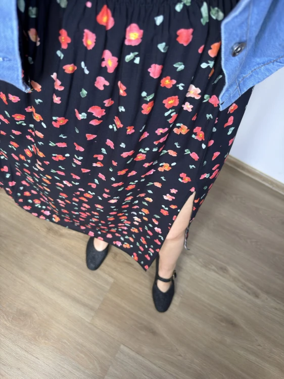 Spódnica midi AURELIA czarna w drobne kwiaty zbliżenie materiału