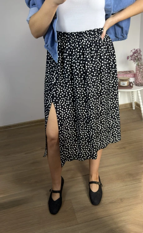 Spódnica midi AURELIA black dots detal rozcięcia i printu