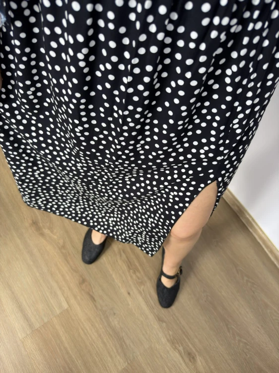 Spódnica midi AURELIA black dots wzór materiału zbliżenie