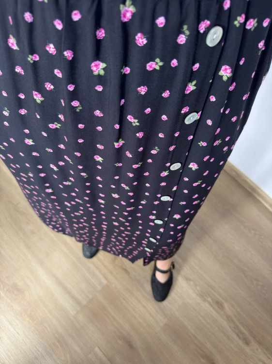 czarna spódnica maxi w drobne różyczki Modny Zakątek Szafy