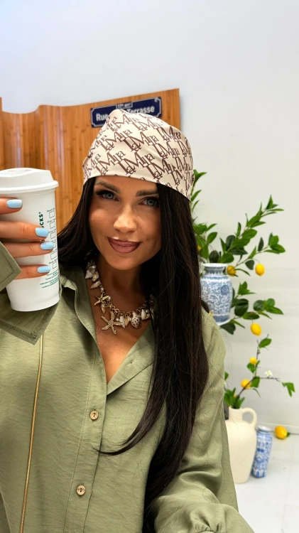 Chusta La Milla noszona na głowie stylizacja damska