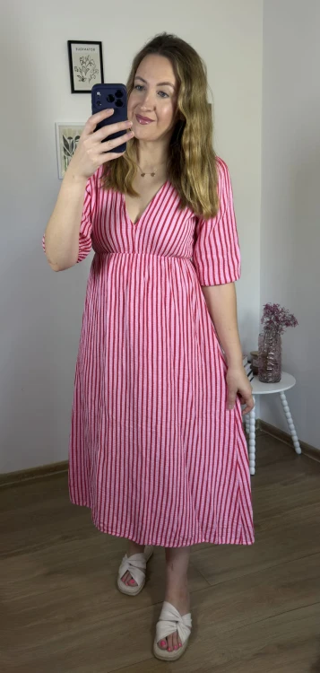 Sukienka różowo-czerwona w pionowe węższe paski