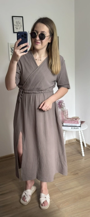 Zwiewna sukienka muślinowa midi z wiązaniem w talii