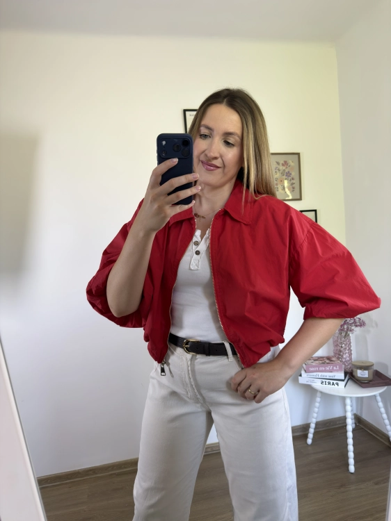 Czerwona bomberka bawełniana MOONLIGHT Made in Italy na modelce widok całej stylizacji