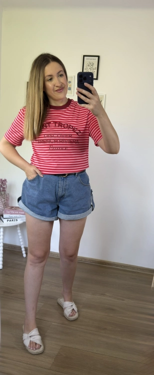 Bawełniany T-shirt SAINT TROPEZ czerwono-różowy na modelce