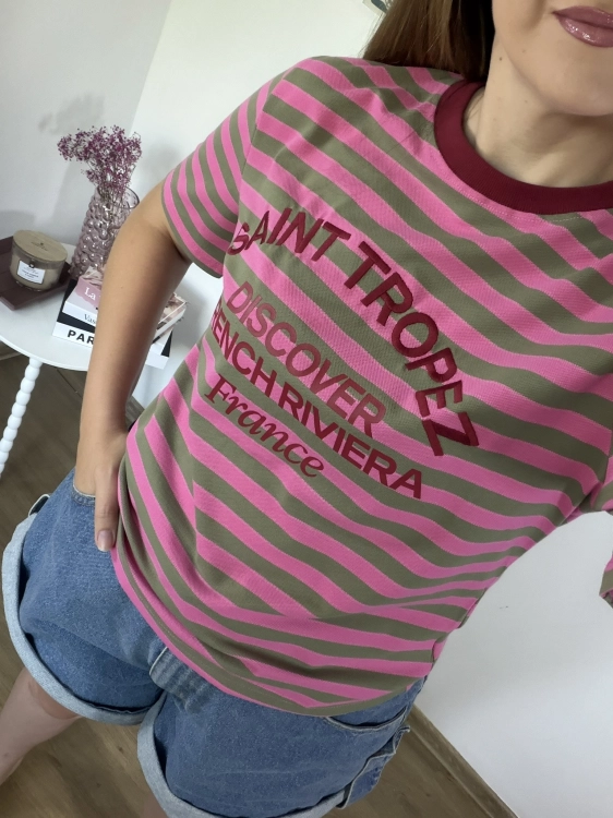 Zbliżenie na haft 3D SAINT TROPEZ oraz strukturę dzianiny pique