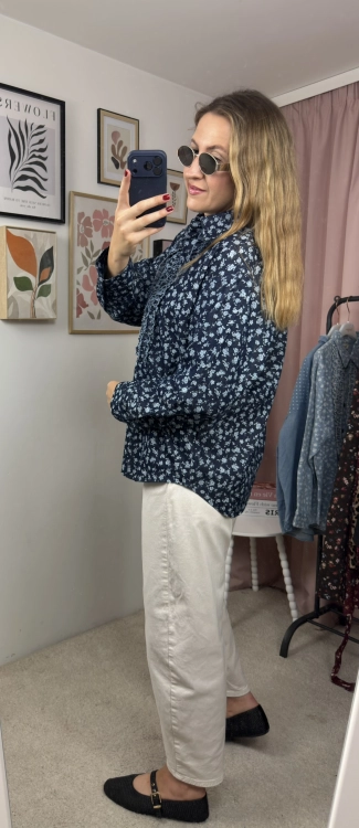 Granatowa koszula jeansowa FLORENCE WIYA w stylizacji z jasnymi spodniami