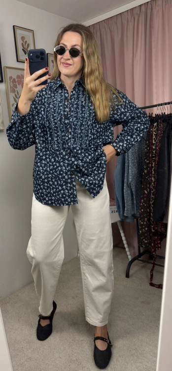 Modelka prezentuje granatową koszulę jeansową FLORENCE WIYA z falbanami