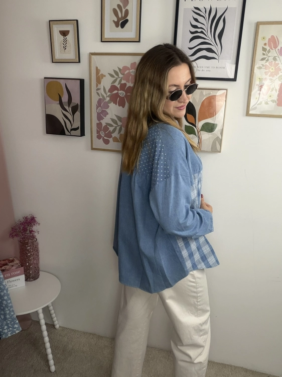 Koszula jeansowa oversize LUCY PATCHWORK WIYA – ujęcie z boku.