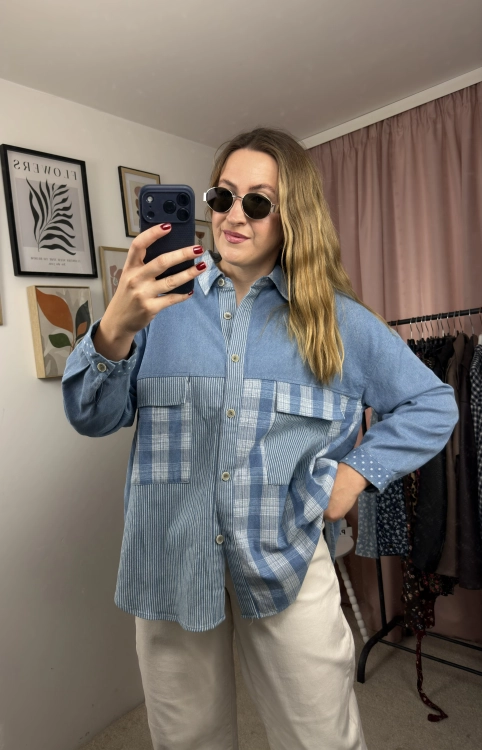 Koszula jeansowa oversize LUCY PATCHWORK WIYA – modelka w lustrze.