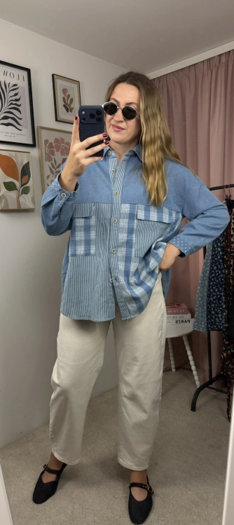 Koszula jeansowa LUCY PATCHWORK WIYA – stylizacja z beżowymi spodniami.