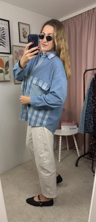Koszula jeansowa LUCY PATCHWORK WIYA – tył i luźny fason oversize.
