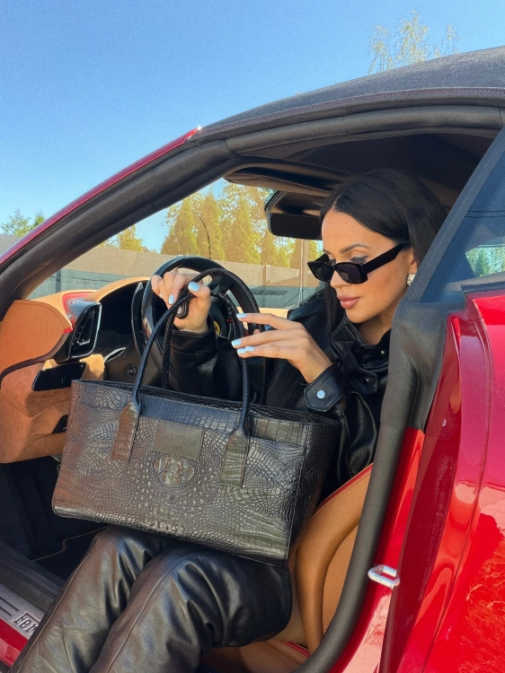 Duża czarna torebka shopper LA MILLA – stylizacja