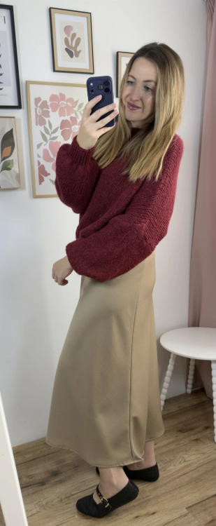 Spódnica SATIN w kolorze szampańskim w stylizacji ze swetrem