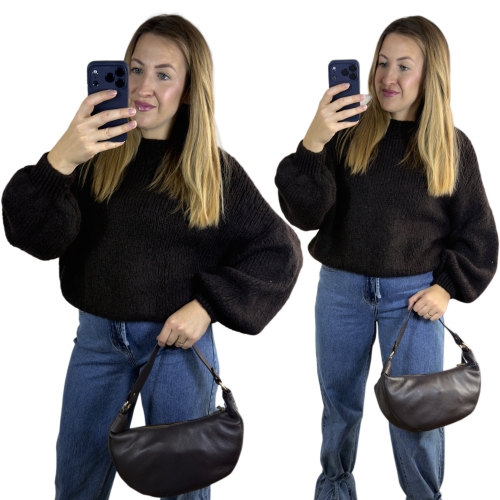 Sweter damski CLOUDY czekoladowy brąz oversize – stylizacja przodem i bokiem
