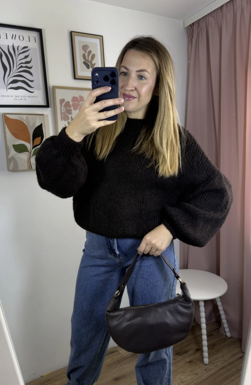 Włoski sweter CLOUDY w czekoladowym brązie – stylizacja z jeansami