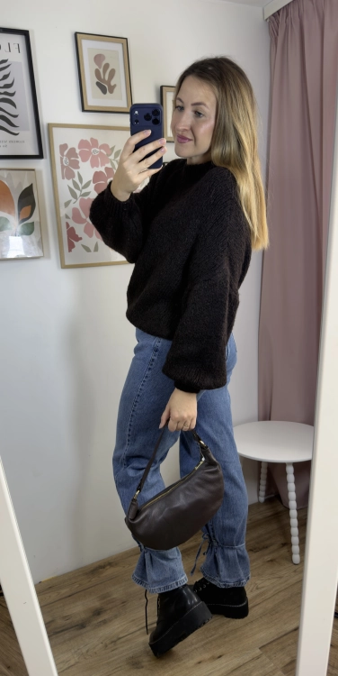 Czekoladowy sweter damski CLOUDY – miękki puszysty materiał chmurka