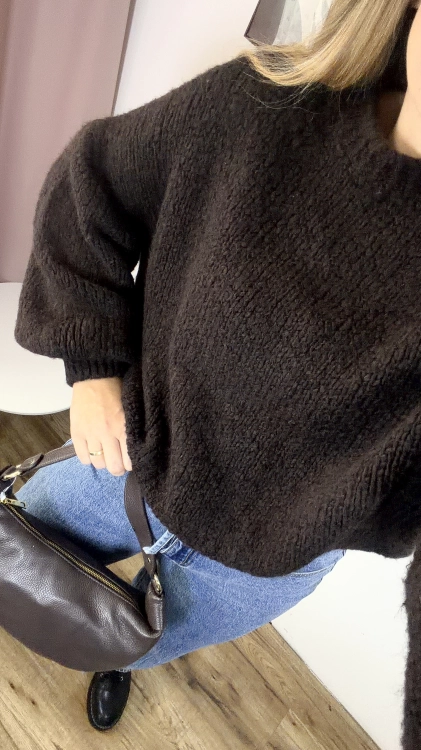 Sweter damski CLOUDY czekoladowy brąz – zbliżenie faktury