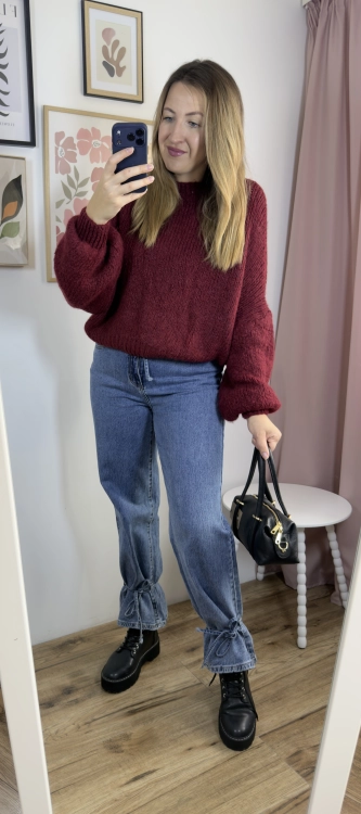 Bordowy sweter Chmurka CLOUDY – stylizacja z jeansami