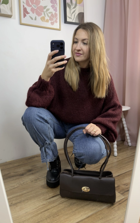 Burgundowy sweter damski CLOUDY Chmurka – stylizacja na jesień