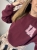 Dezaktyzowana bordowa bluza oversize CALIFORNIA LA – detal nadruku LA