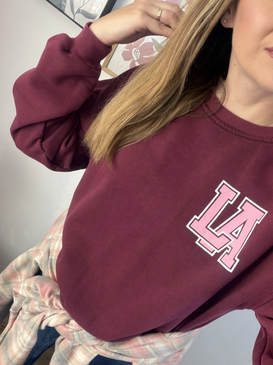 Dezaktyzowana bordowa bluza oversize CALIFORNIA LA – detal nadruku LA