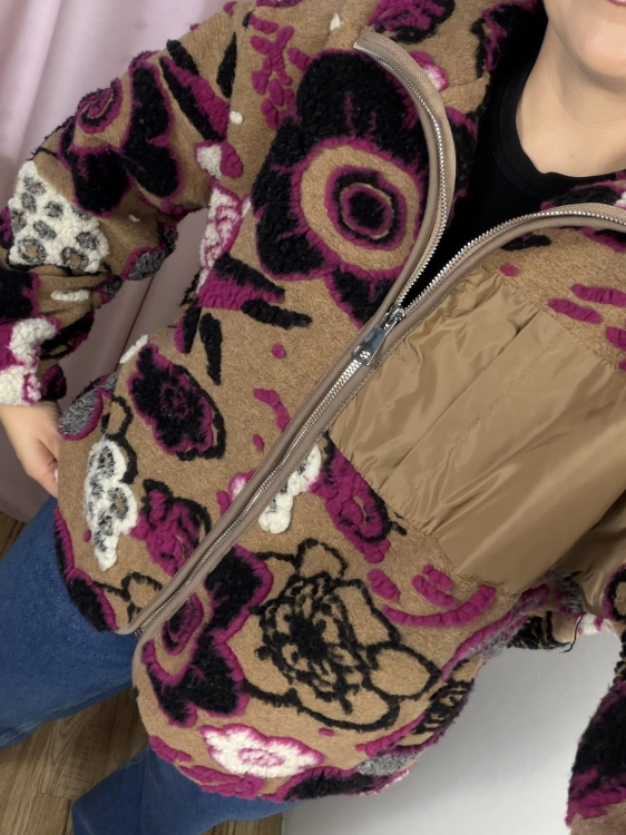 Kwiatowa kurtka teddy WIYA FIORE detal materiału i zamka