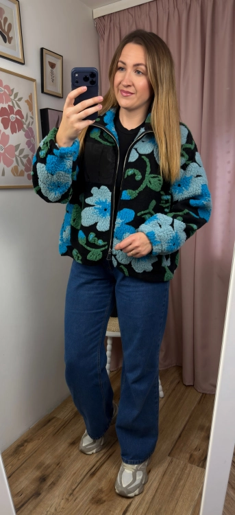 Czarna kurtka teddy FLORAL TEDDY z niebieskimi kwiatami