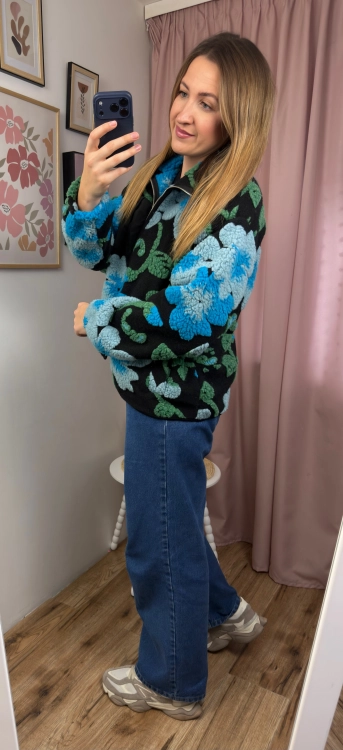 Czarna kurtka FLORAL TEDDY damska na modelce