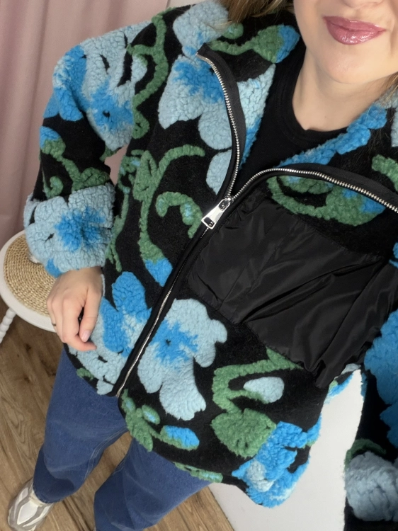 FLORAL TEDDY czarna kurtka damska z niebiesko-zielonym kwiatowym wzorem Wiya
