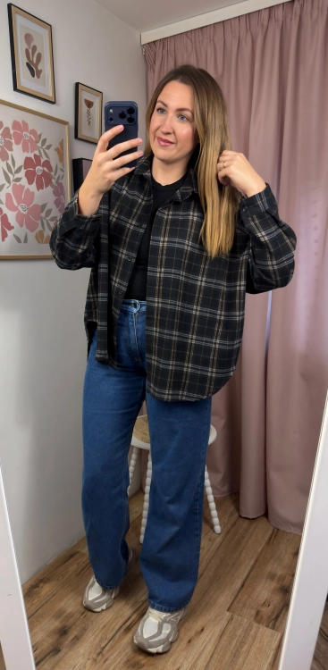 Stylizacja z koszulą flanelową oversize czarna