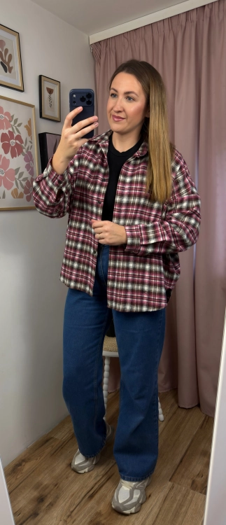 Stylizacja z koszulą flanelową oversize