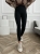 Czarne legginsy damskie – dopasowany fason