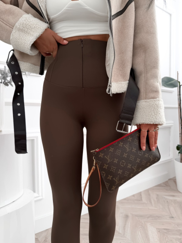 Zbliżenie na legginsy modelujące czekoladowe Azara