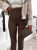 Zbliżenie na legginsy modelujące czekoladowe Azara