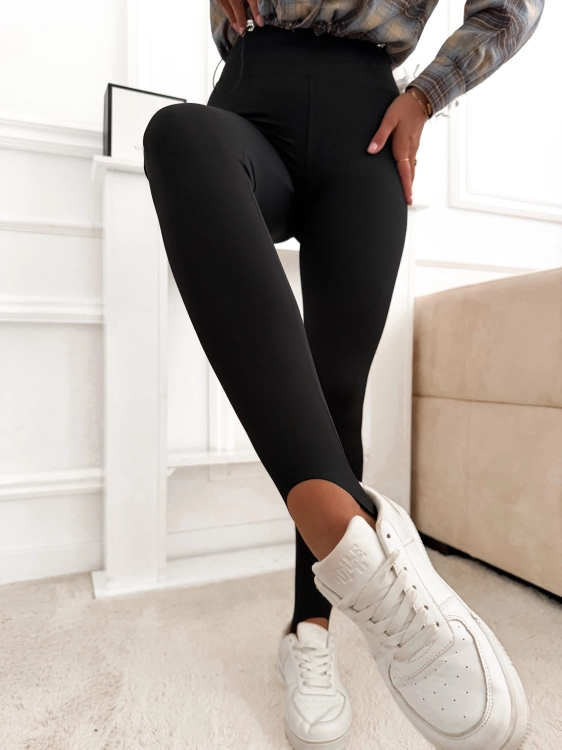 Legginsy narciarki Azara – stylizacja z białymi sneakersami
