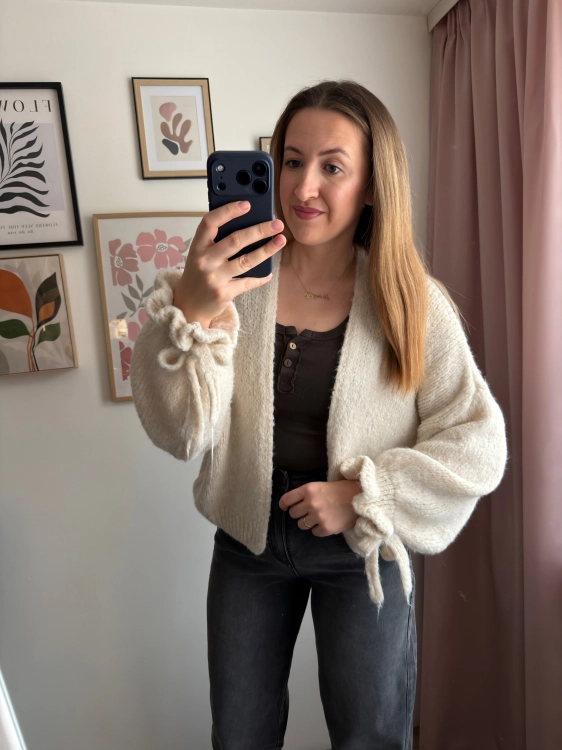 Jasnobeżowy kardigan PUFFY damski – stylizacja z jeansami