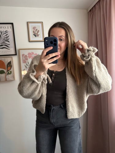 Beżowy kardigan PUFFY damski – stylizacja z czarnym topem i jeansami