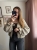 Kardigan PUFFY w kolorze beżowym – stylizacja na modelce