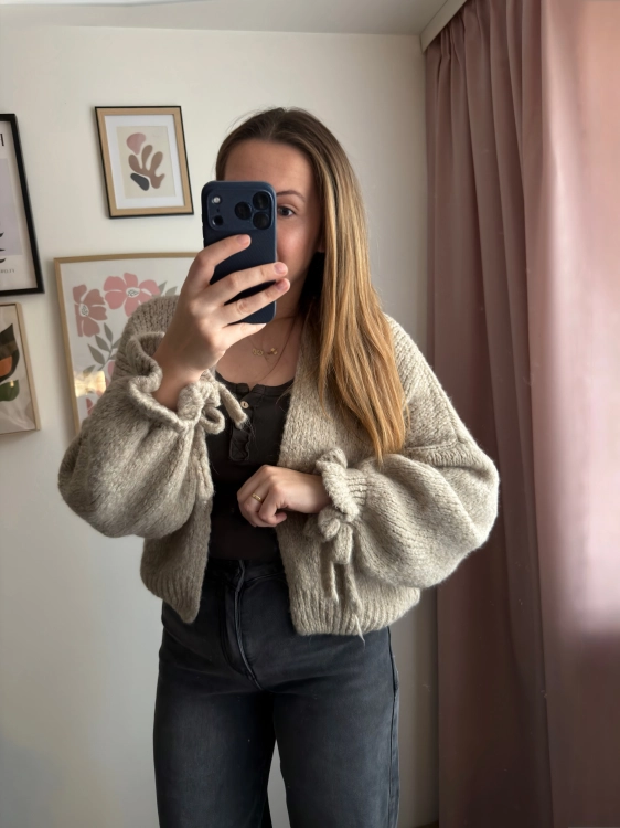 Kardigan PUFFY w kolorze beżowym – stylizacja na modelce