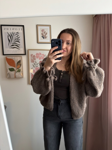 Kakaowy kardigan damski PUFFY w stylizacji z czarnym topem i jeansami