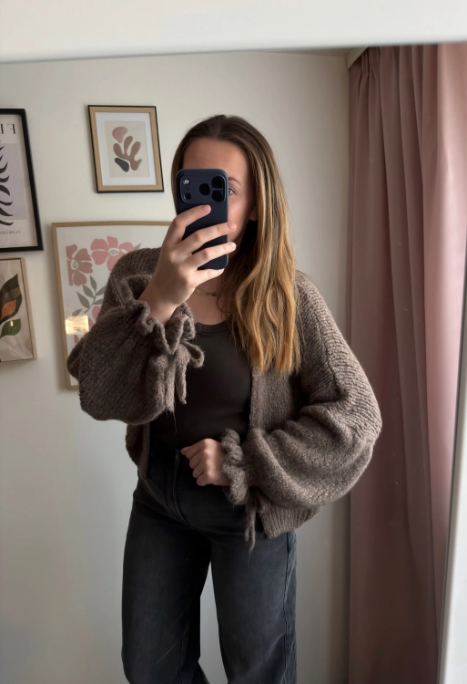 Puszysty kardigan damski PUFFY w odcieniu kakao – stylizacja na modelce